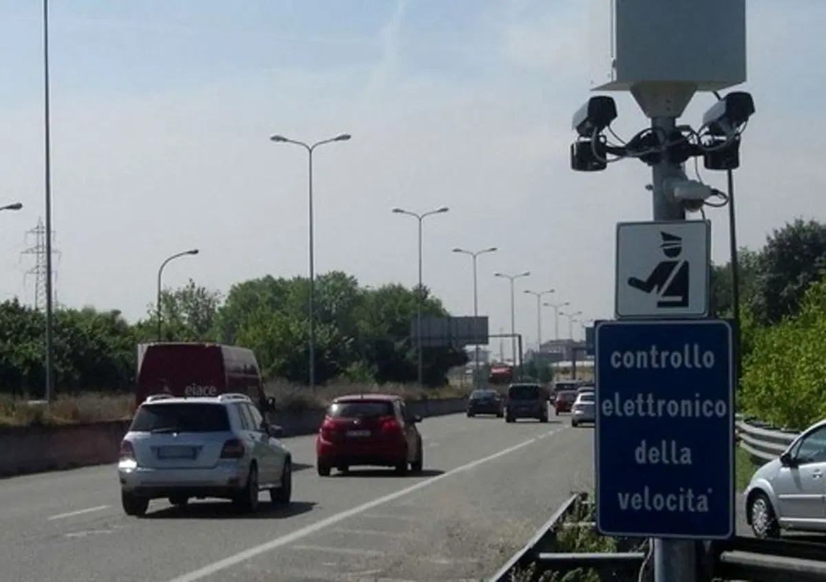 Pizzicata dall'autovelox a 703 km/h: multa record in provincia di Ancona