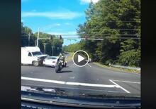 Slalom della morte in moto, Meglio che al videogame: biker evita coupè crashata con furgoncino [video paura]