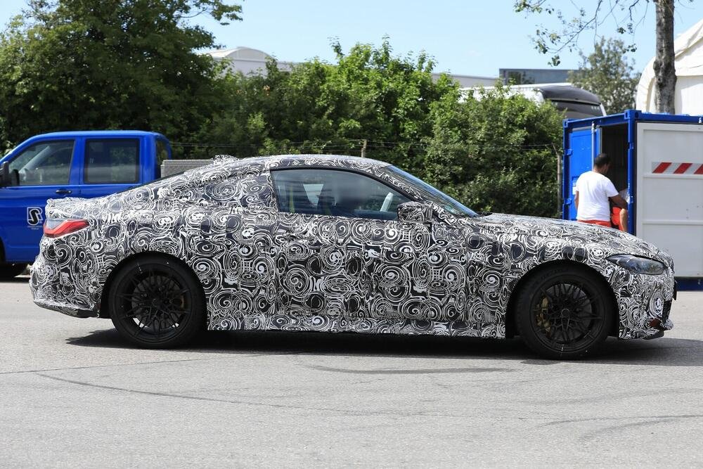 La nuova BMW M4 vista di profilo