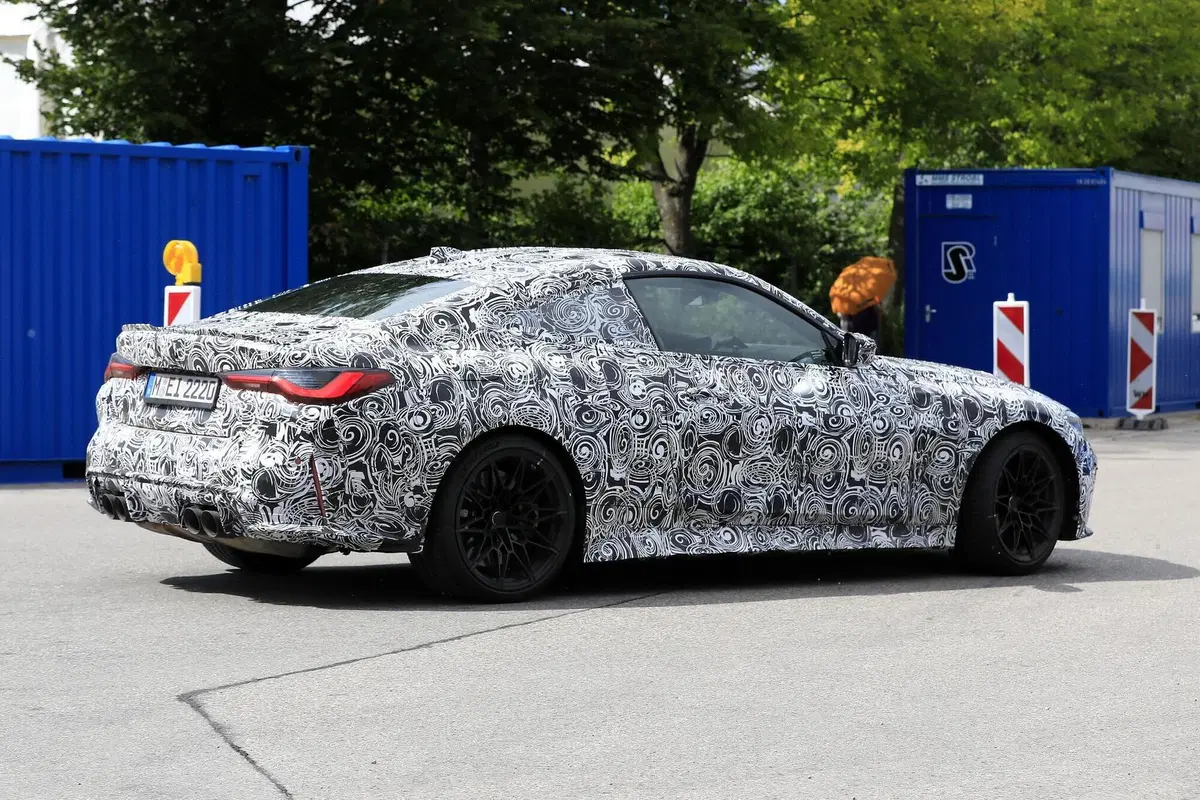 Nuova BMW M4: maxi griglia e maxi cattiveria [Foto spia] (9)