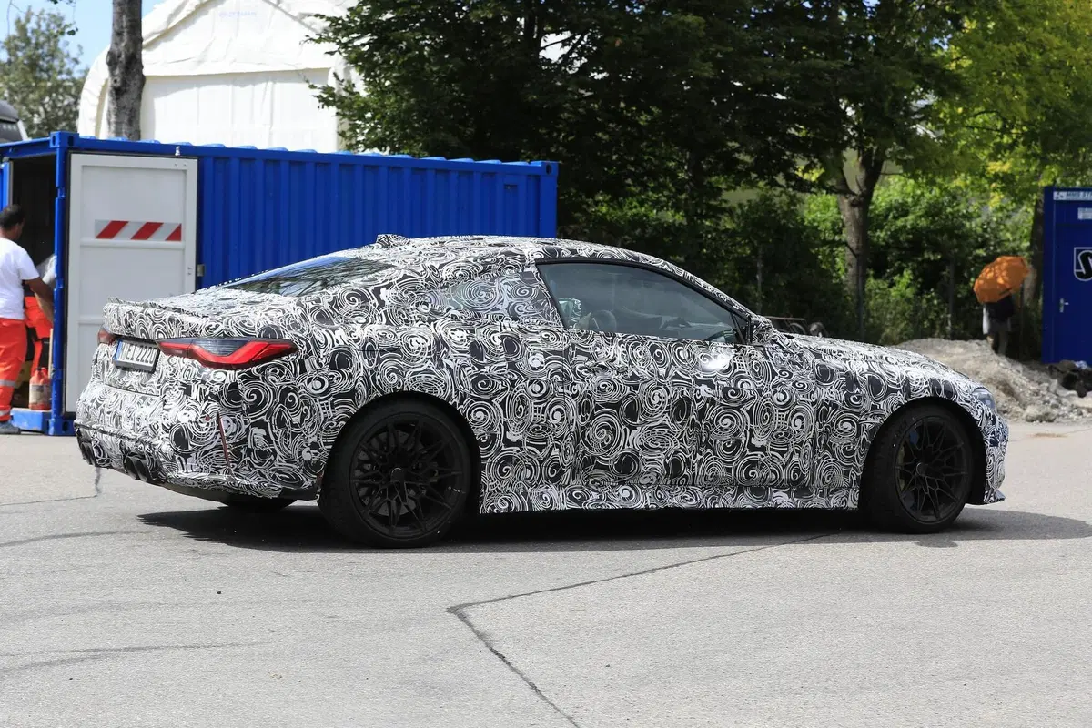 Nuova BMW M4: maxi griglia e maxi cattiveria [Foto spia] (8)