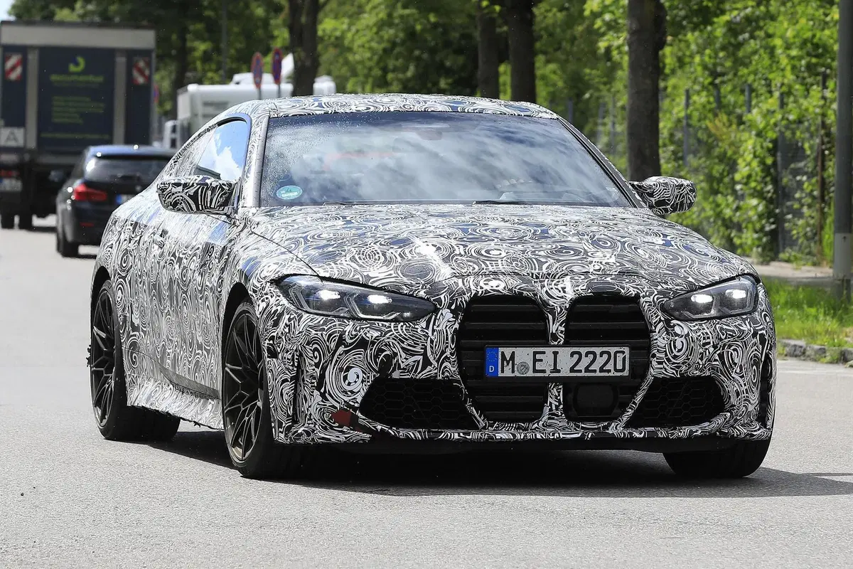 Nuova BMW M4: maxi griglia e maxi cattiveria [Foto spia] (2)