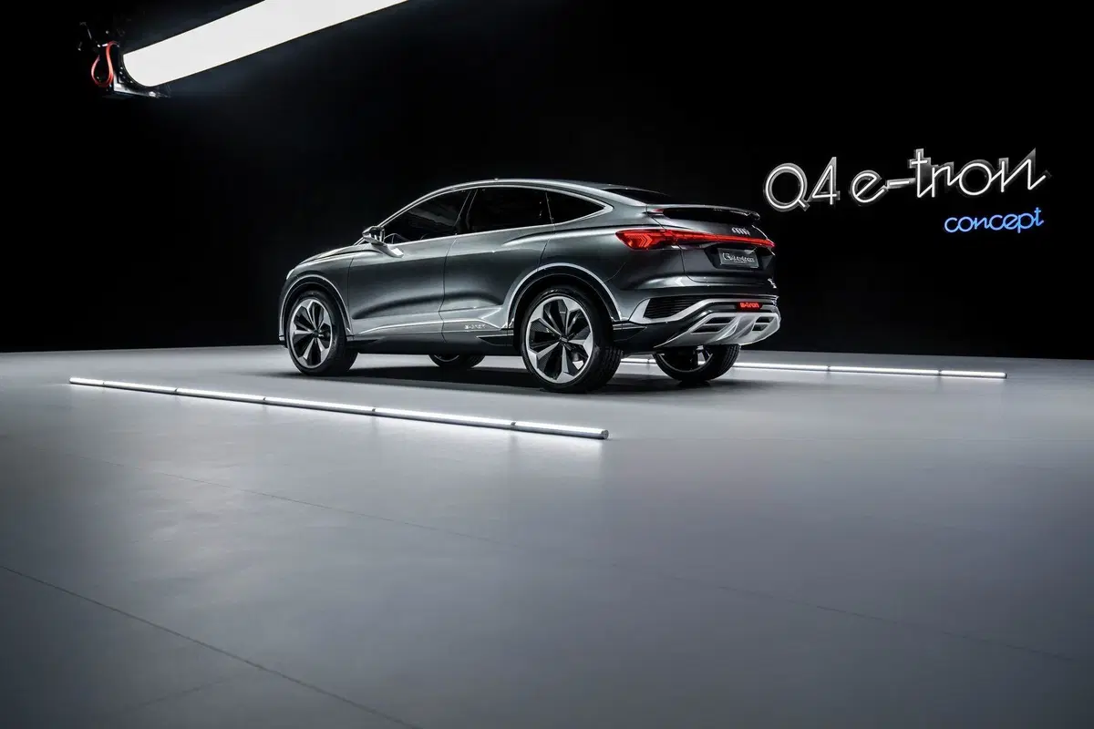 Audi: ecco la Q4 Sportback e-tron concept (10)