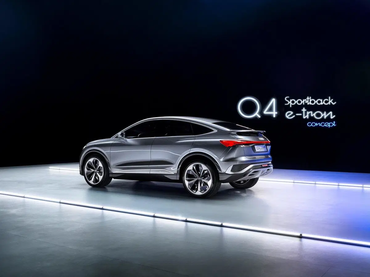 Audi: ecco la Q4 Sportback e-tron concept (2)