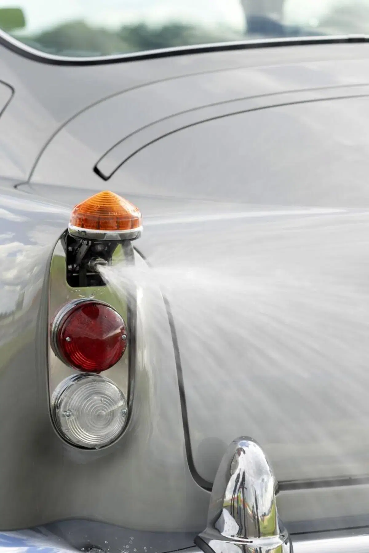 Aston Martin: rinasce la DB5 di James Bond con tanto di armi segrete (11)