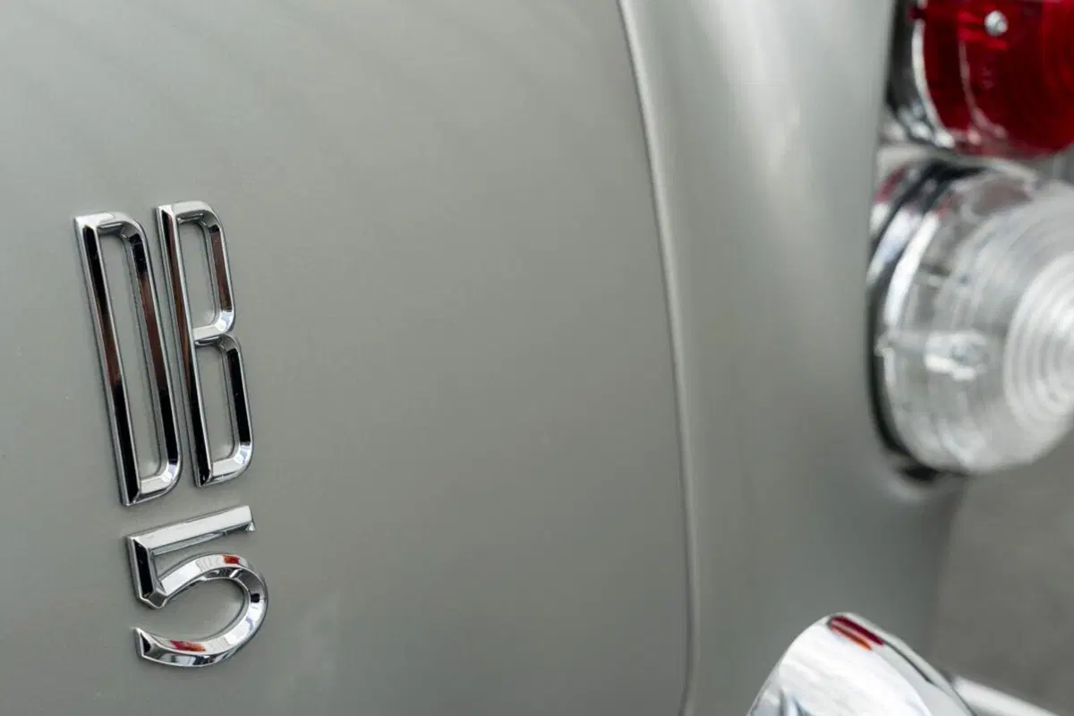 Aston Martin: rinasce la DB5 di James Bond con tanto di armi segrete (12)