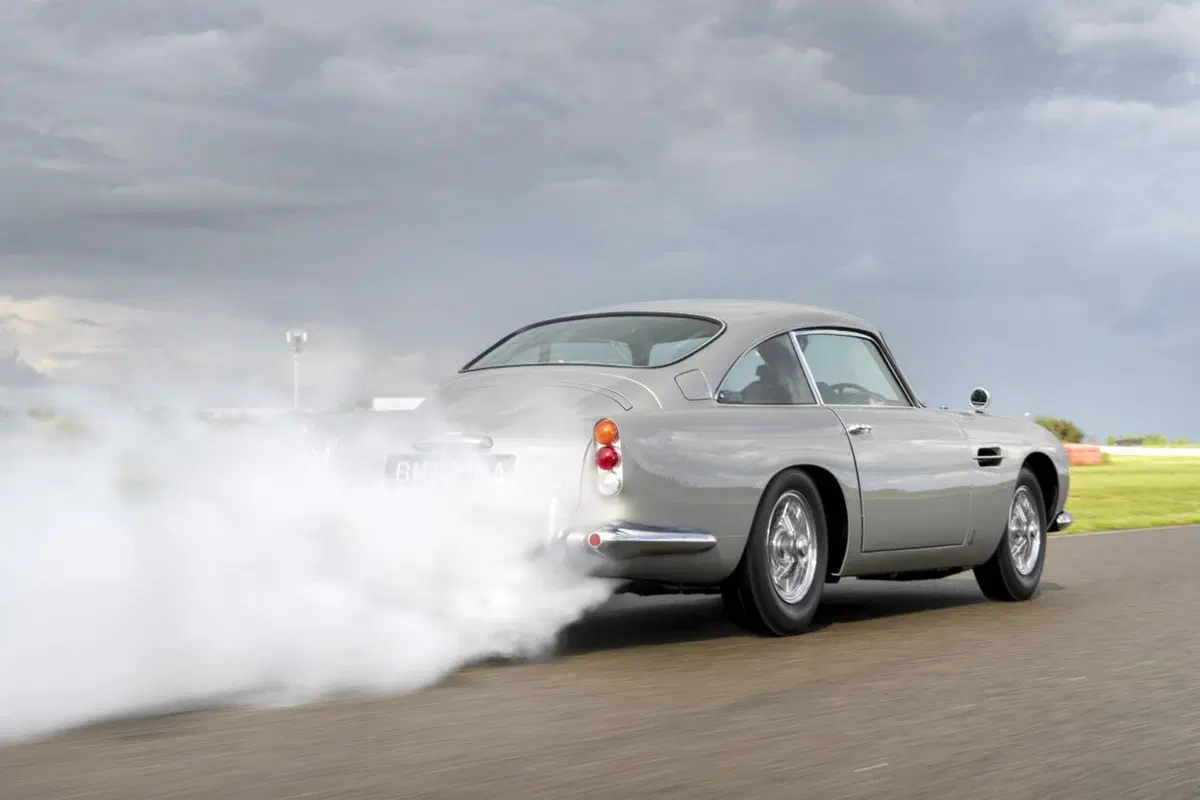 Aston Martin: rinasce la DB5 di James Bond con tanto di armi segrete (3)
