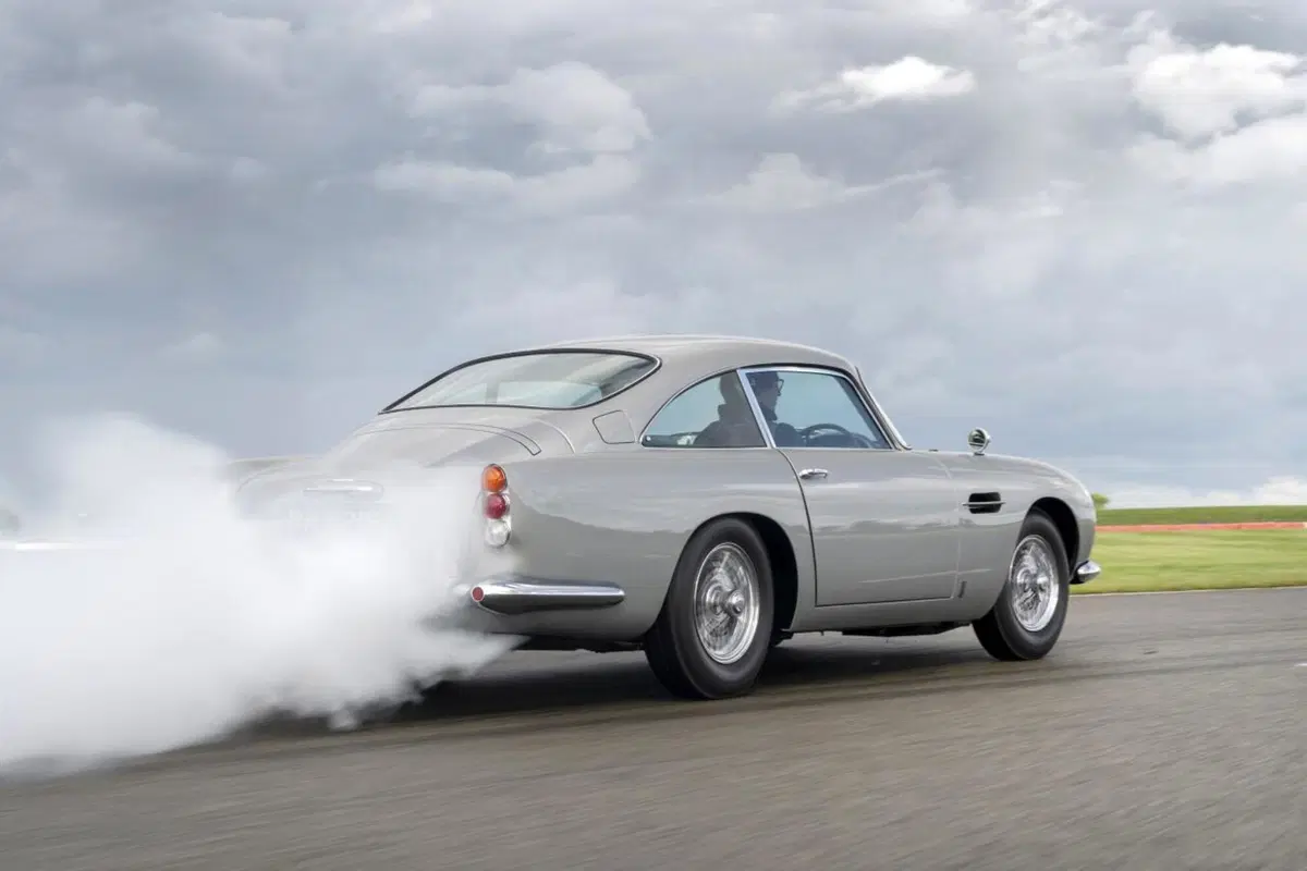 Aston Martin: rinasce la DB5 di James Bond con tanto di armi segrete (5)