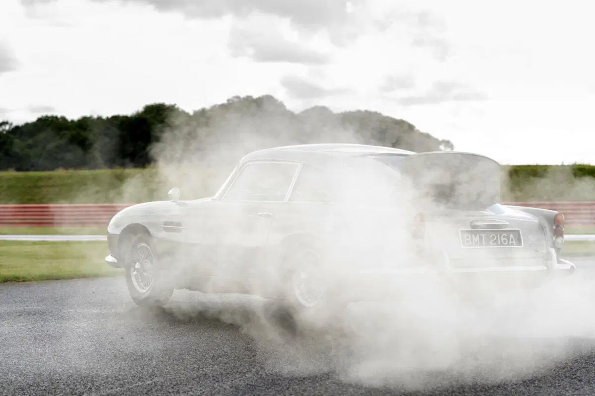 Aston Martin: rinasce la DB5 di James Bond con tanto di armi segrete (6)