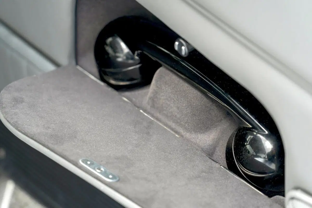 Aston Martin: rinasce la DB5 di James Bond con tanto di armi segrete (20)