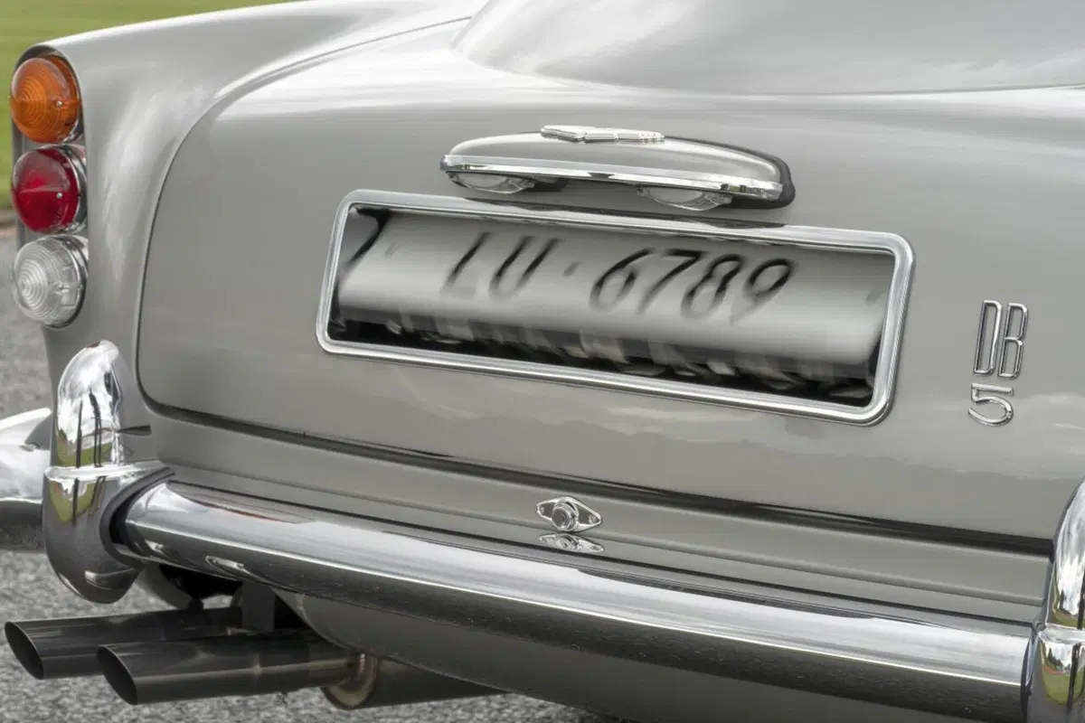 Aston Martin: rinasce la DB5 di James Bond con tanto di armi segrete (23)