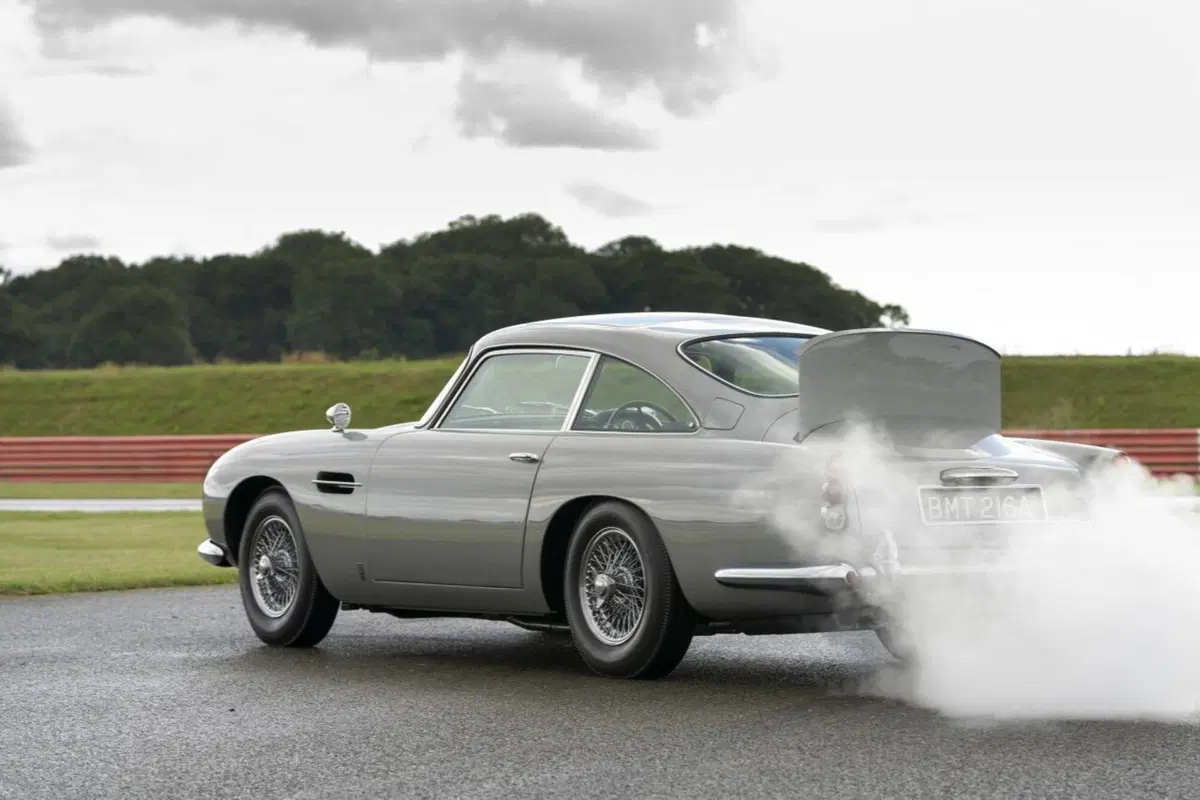 Aston Martin: rinasce la DB5 di James Bond con tanto di armi segrete (4)