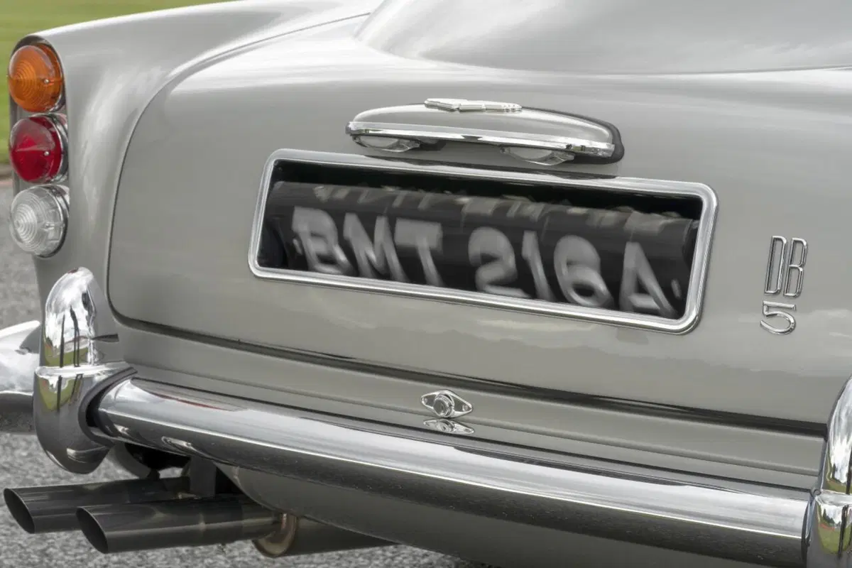 Aston Martin: rinasce la DB5 di James Bond con tanto di armi segrete (22)
