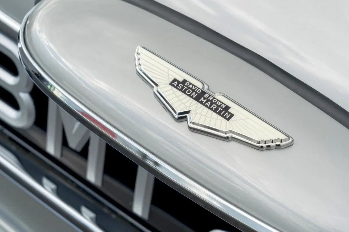 Aston Martin: rinasce la DB5 di James Bond con tanto di armi segrete (24)