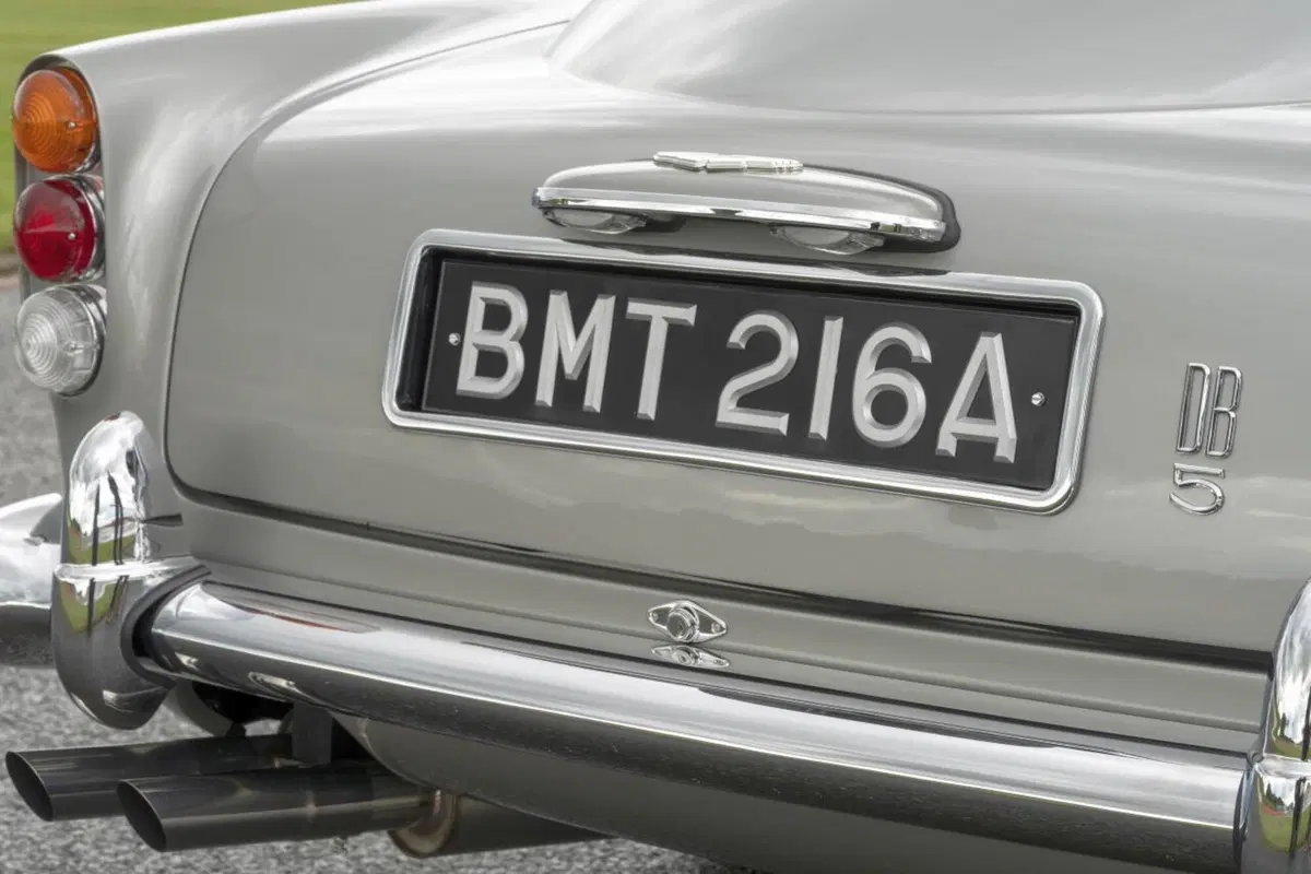 Aston Martin: rinasce la DB5 di James Bond con tanto di armi segrete (21)