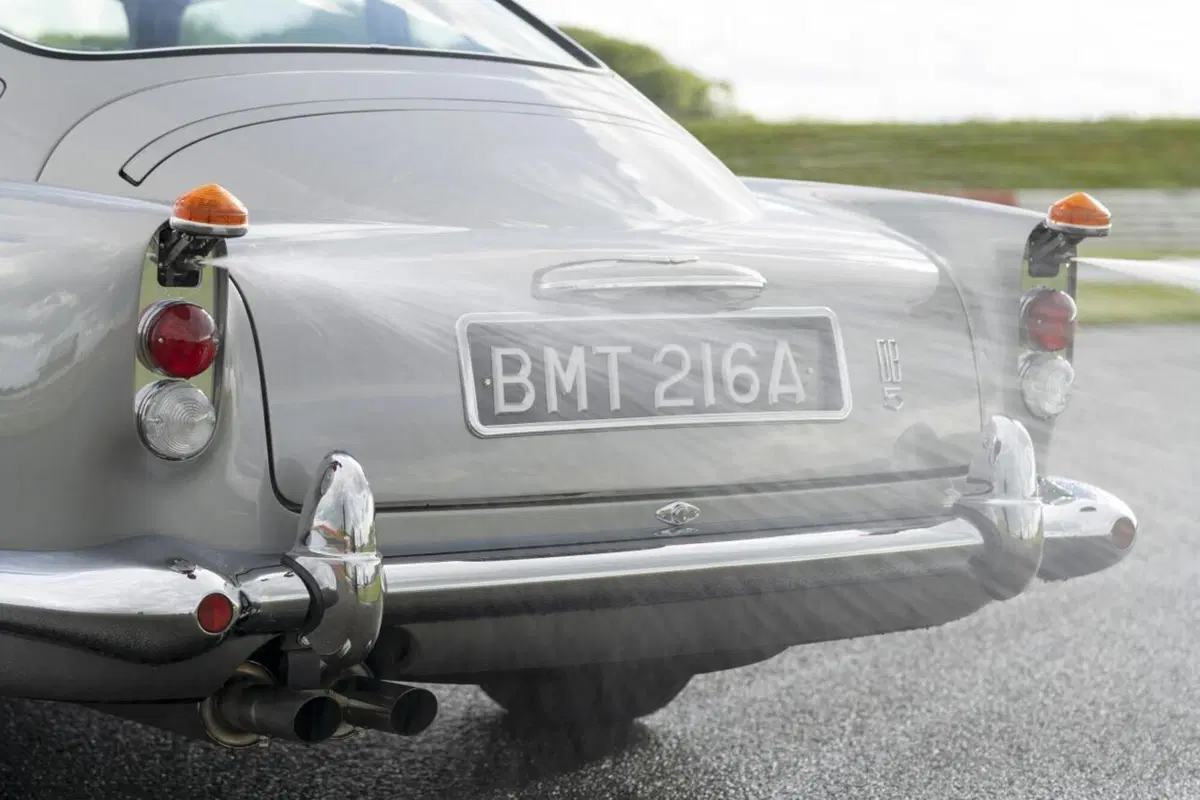 Aston Martin: rinasce la DB5 di James Bond con tanto di armi segrete (25)