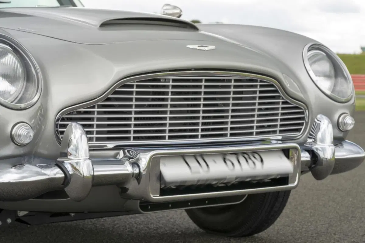 Aston Martin: rinasce la DB5 di James Bond con tanto di armi segrete (27)