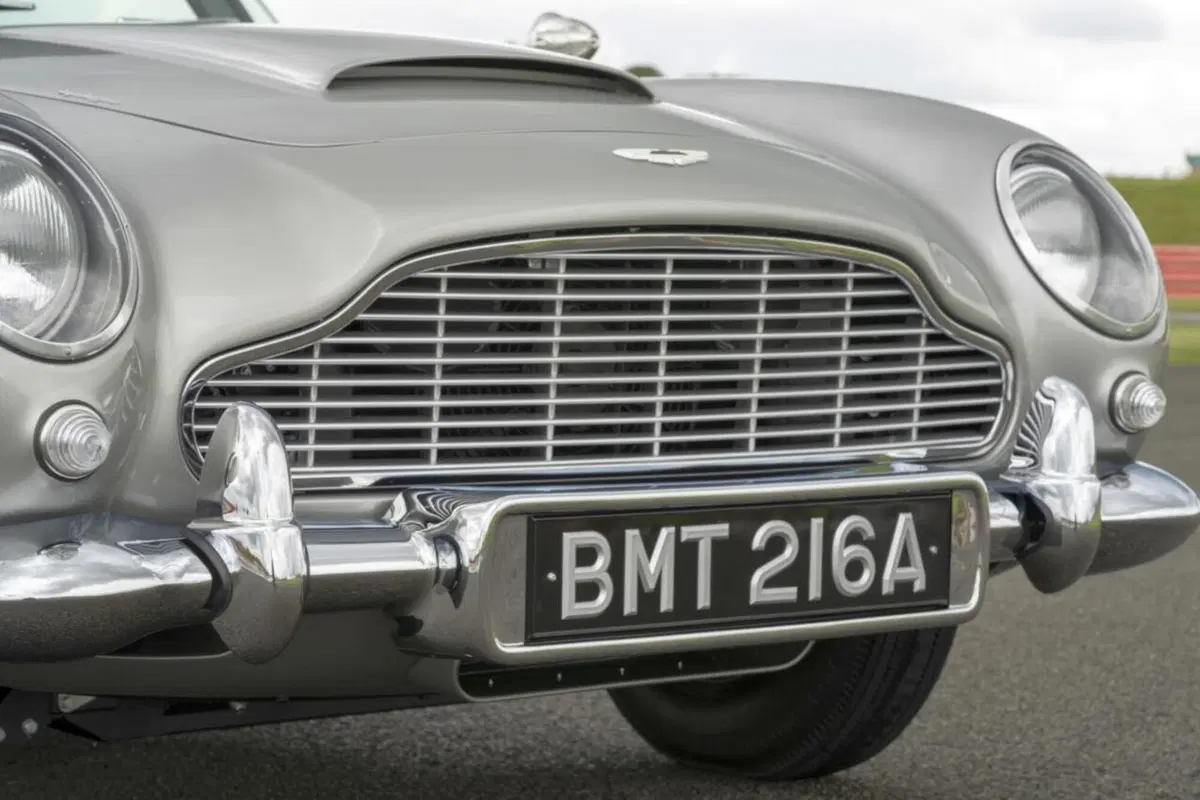 Aston Martin: rinasce la DB5 di James Bond con tanto di armi segrete (26)