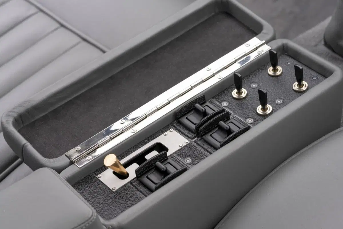 Aston Martin: rinasce la DB5 di James Bond con tanto di armi segrete (29)