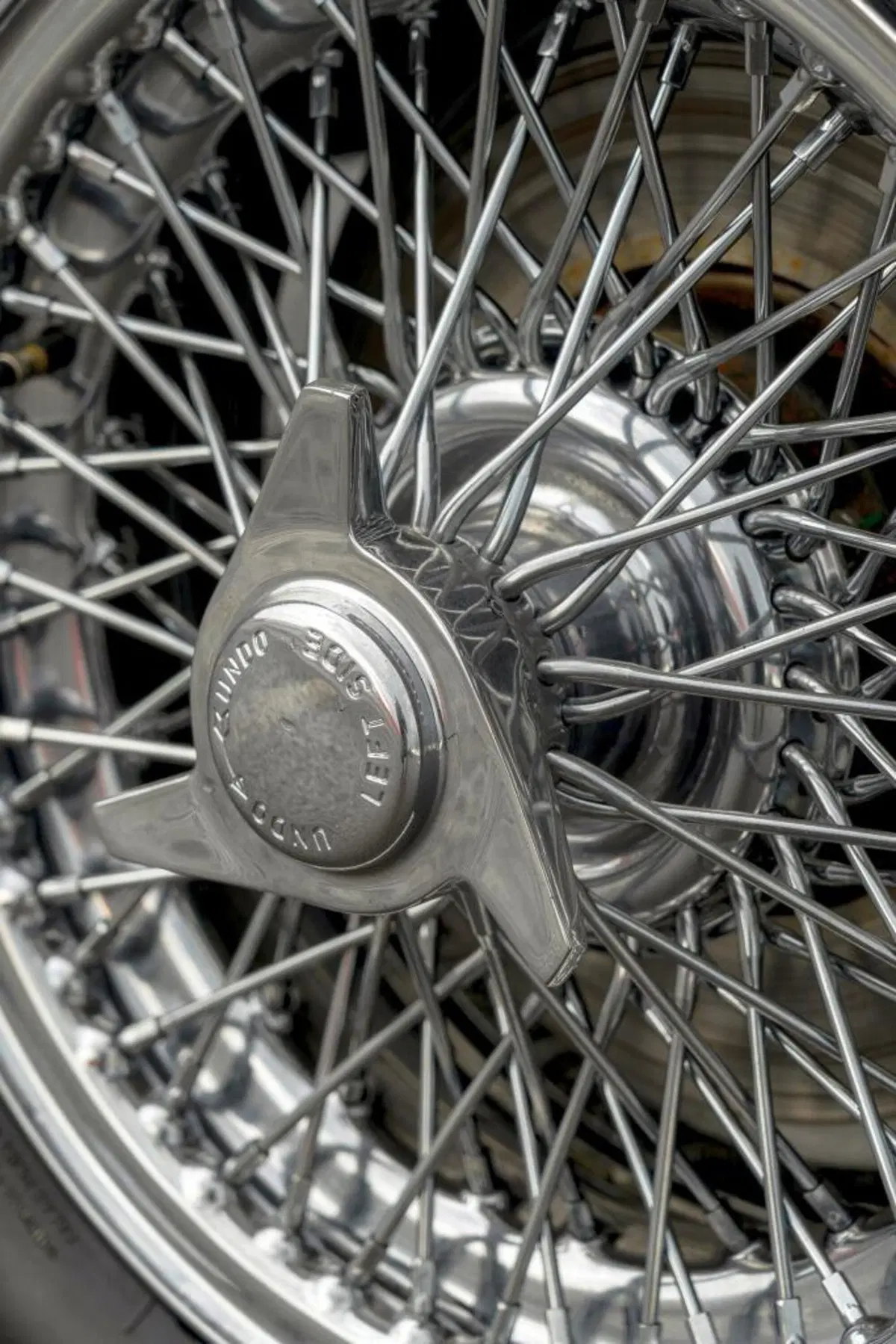 Aston Martin: rinasce la DB5 di James Bond con tanto di armi segrete (32)
