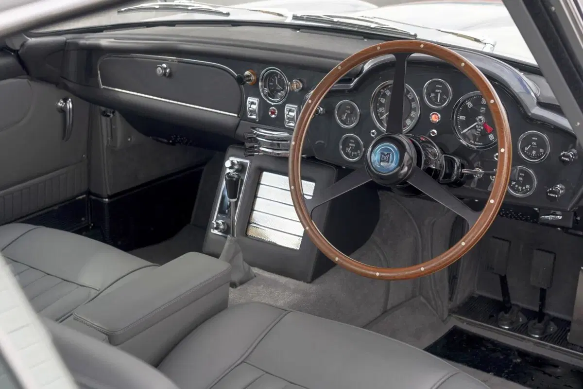 Aston Martin: rinasce la DB5 di James Bond con tanto di armi segrete (33)