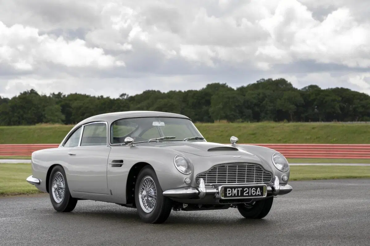 Aston Martin: rinasce la DB5 di James Bond con tanto di armi segrete (7)