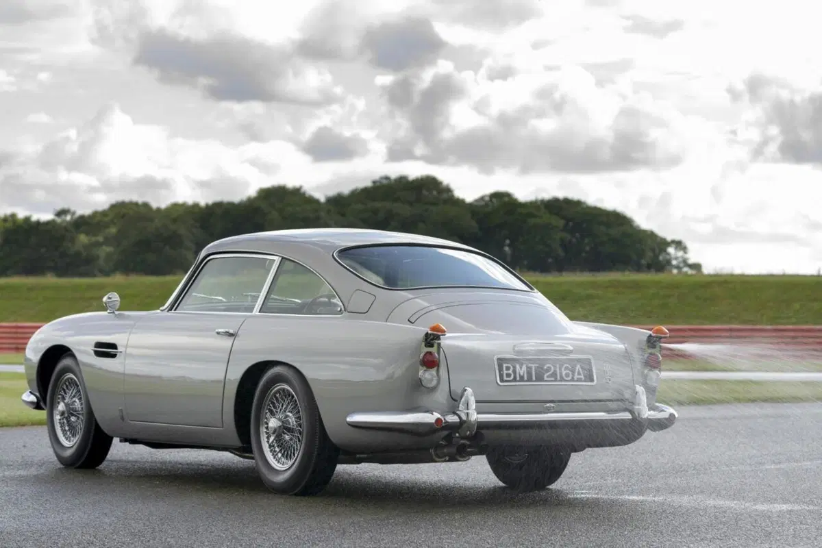 Aston Martin: rinasce la DB5 di James Bond con tanto di armi segrete (8)