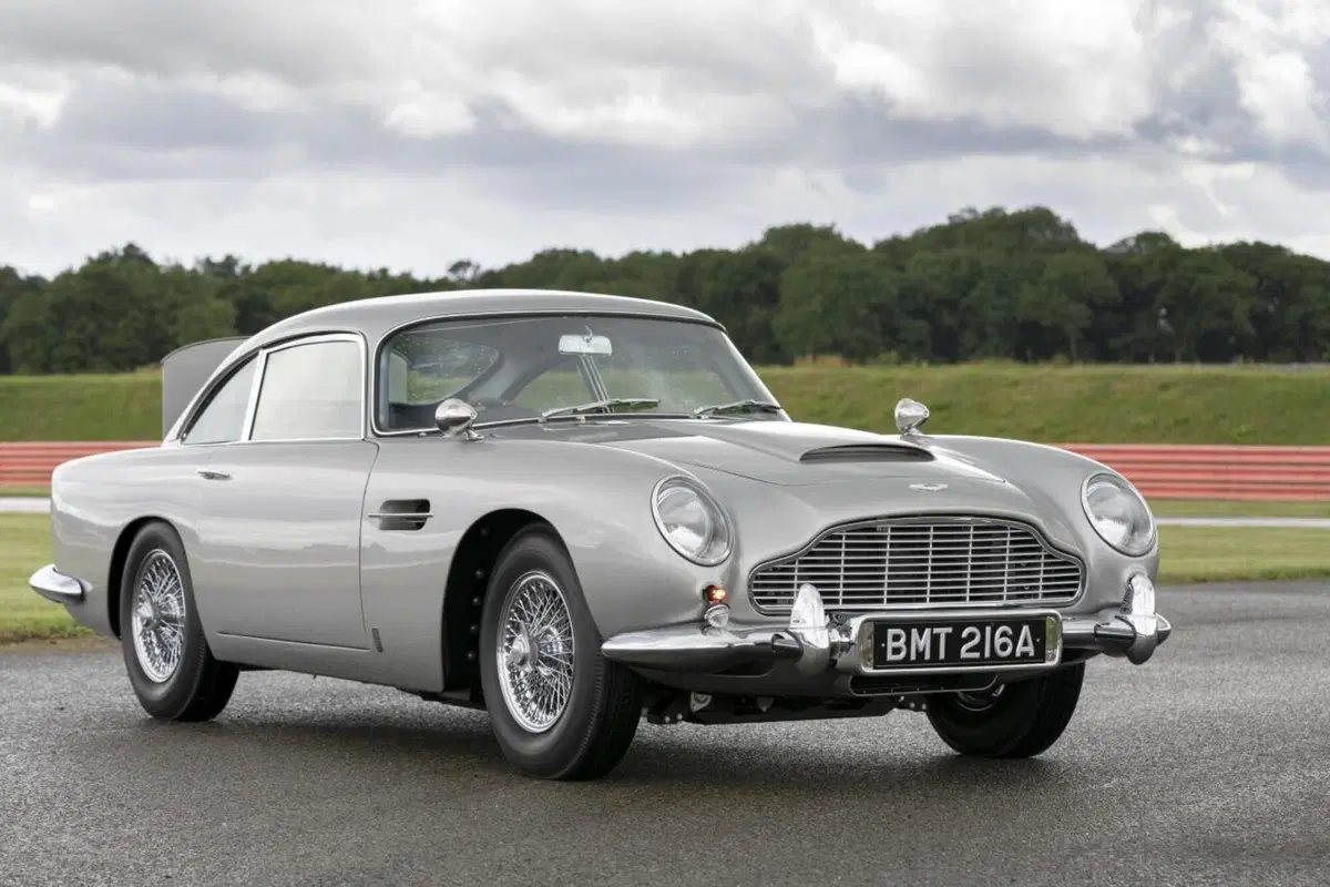 Aston Martin: rinasce la DB5 di James Bond con tanto di armi segrete (2)