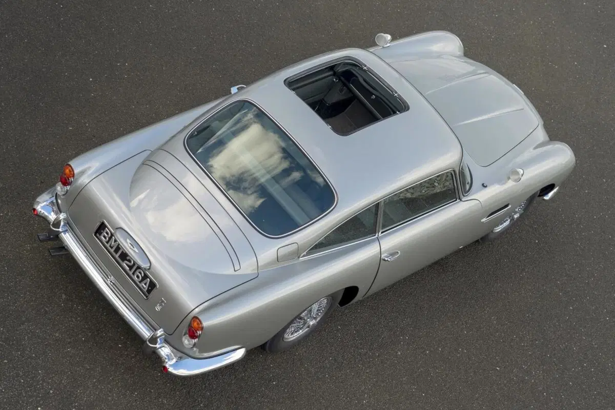 Aston Martin: rinasce la DB5 di James Bond con tanto di armi segrete (37)