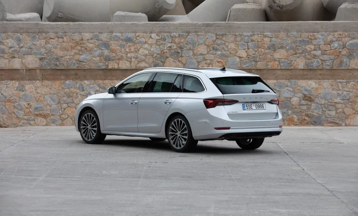 Skoda Octavia Station Wagon 2.0 TDI EVO SCR 200 CV DSG Wagon RS (19)
