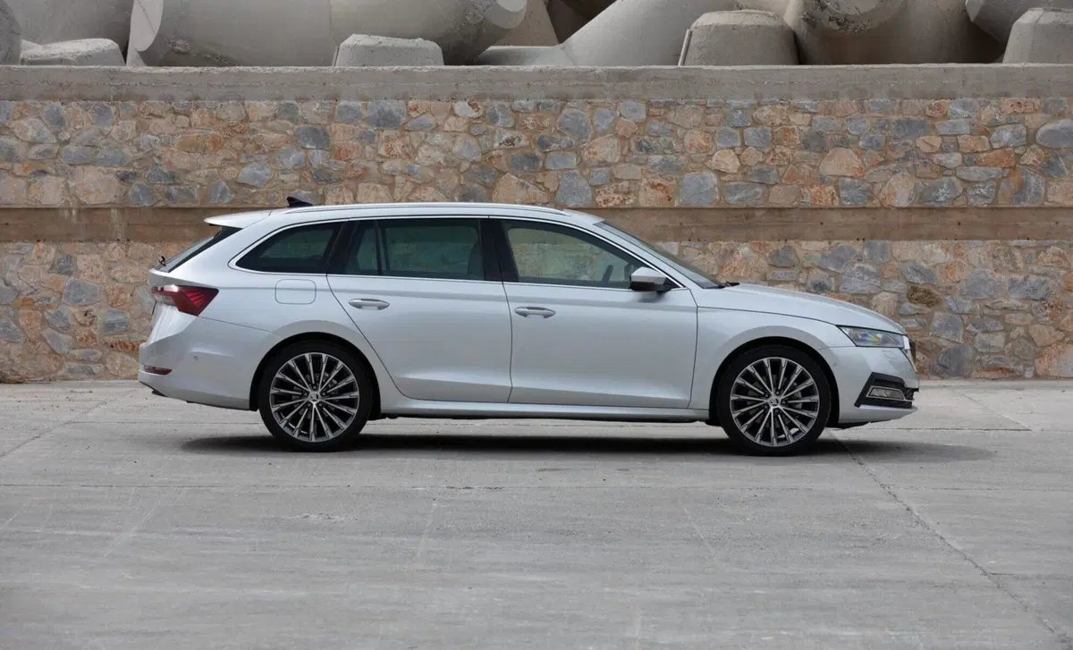 Skoda Octavia Station Wagon 2.0 TDI EVO SCR 200 CV DSG Wagon RS (17)