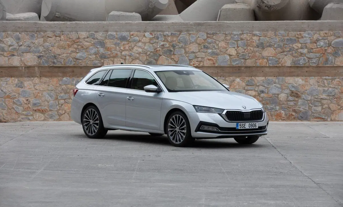 Skoda Octavia Station Wagon 2.0 TDI EVO SCR 200 CV DSG Wagon RS (16)