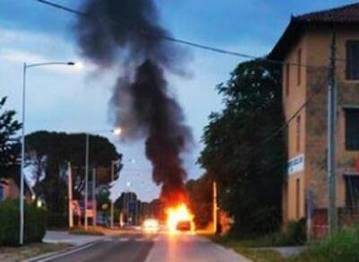 Berlina di classe Alfa Romeo (164) prende fuoco dopo aver fatto il pieno [benzina + GPL]
