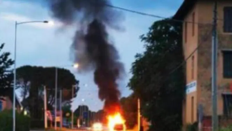 Berlina di classe Alfa Romeo (164) prende fuoco dopo aver fatto il pieno [benzina + GPL]