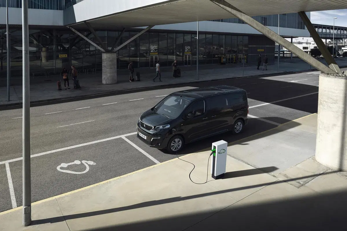 Peugeot e-Traveller: il monovolume diventa elettrico (10)