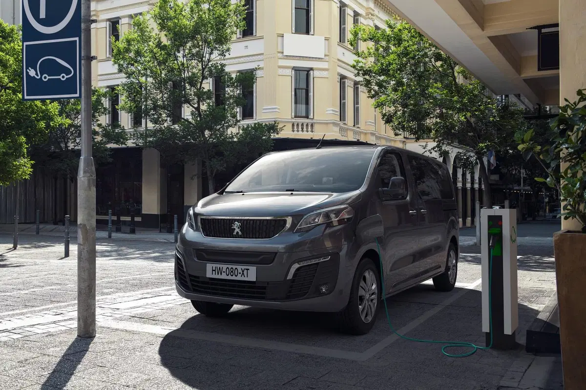 Peugeot e-Traveller: il monovolume diventa elettrico (13)