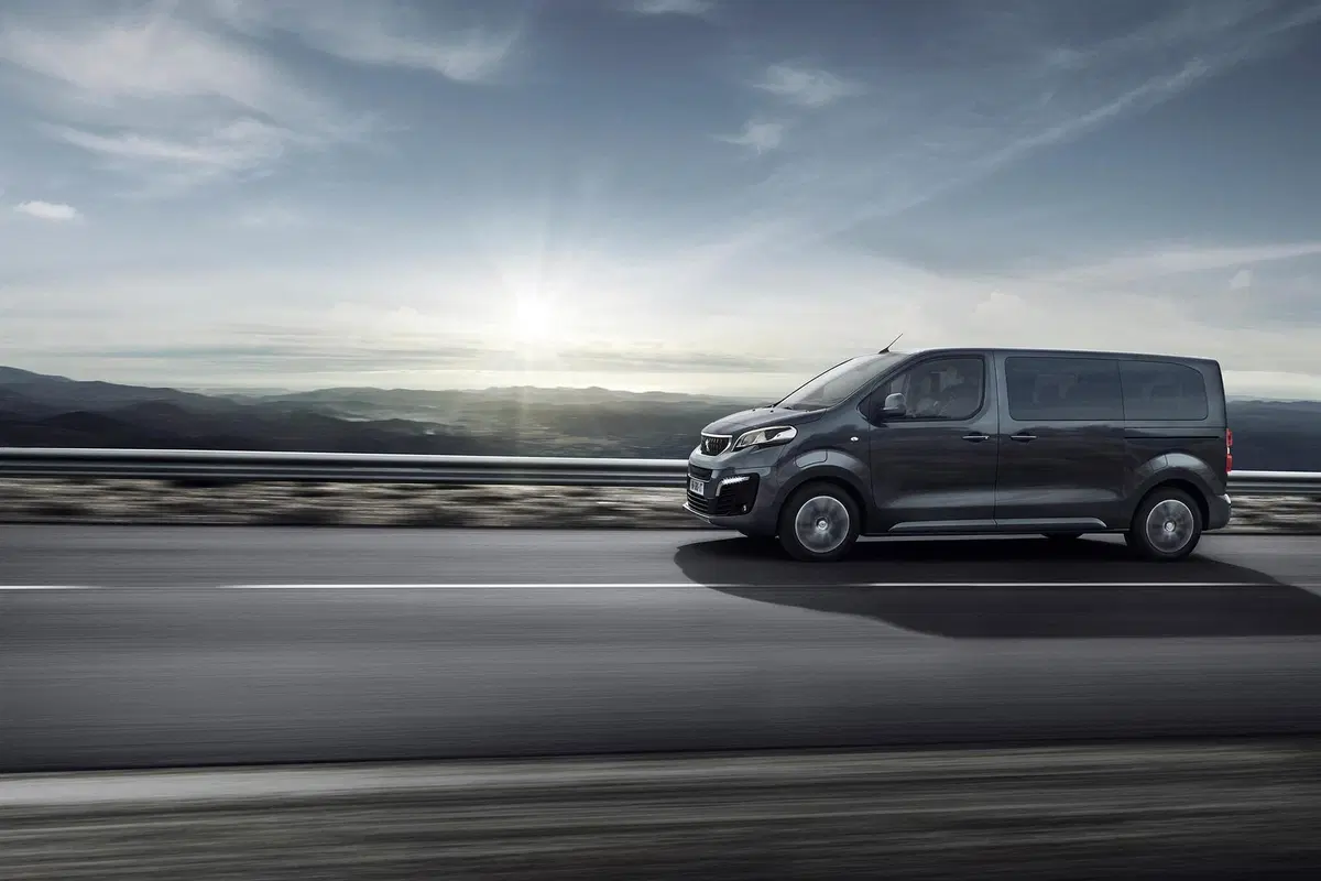Peugeot e-Traveller: il monovolume diventa elettrico (2)