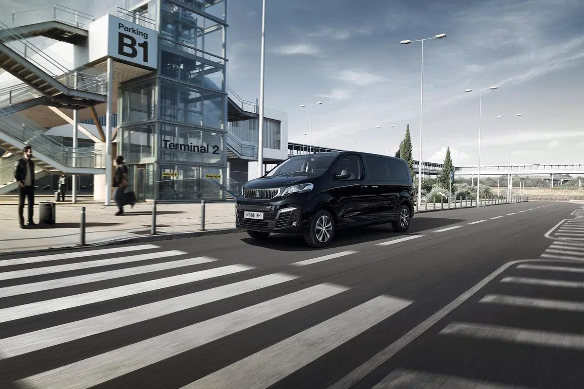 Peugeot e-Traveller: il monovolume diventa elettrico (7)