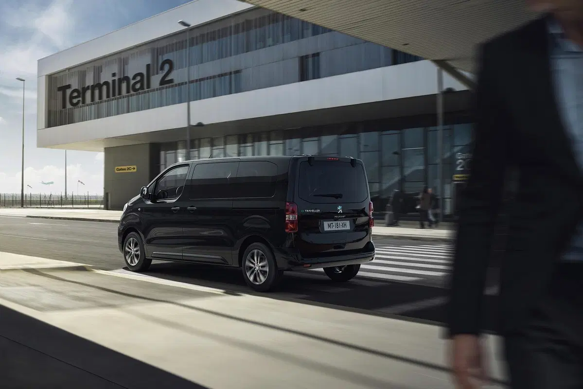 Peugeot e-Traveller: il monovolume diventa elettrico (8)