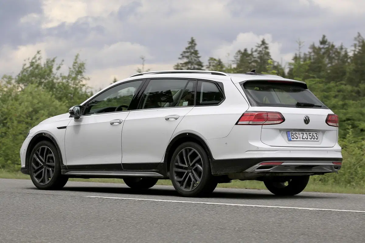 Volkswagen Golf 8: station wagon e All-Track pronte al debutto [Foto spia] (9)