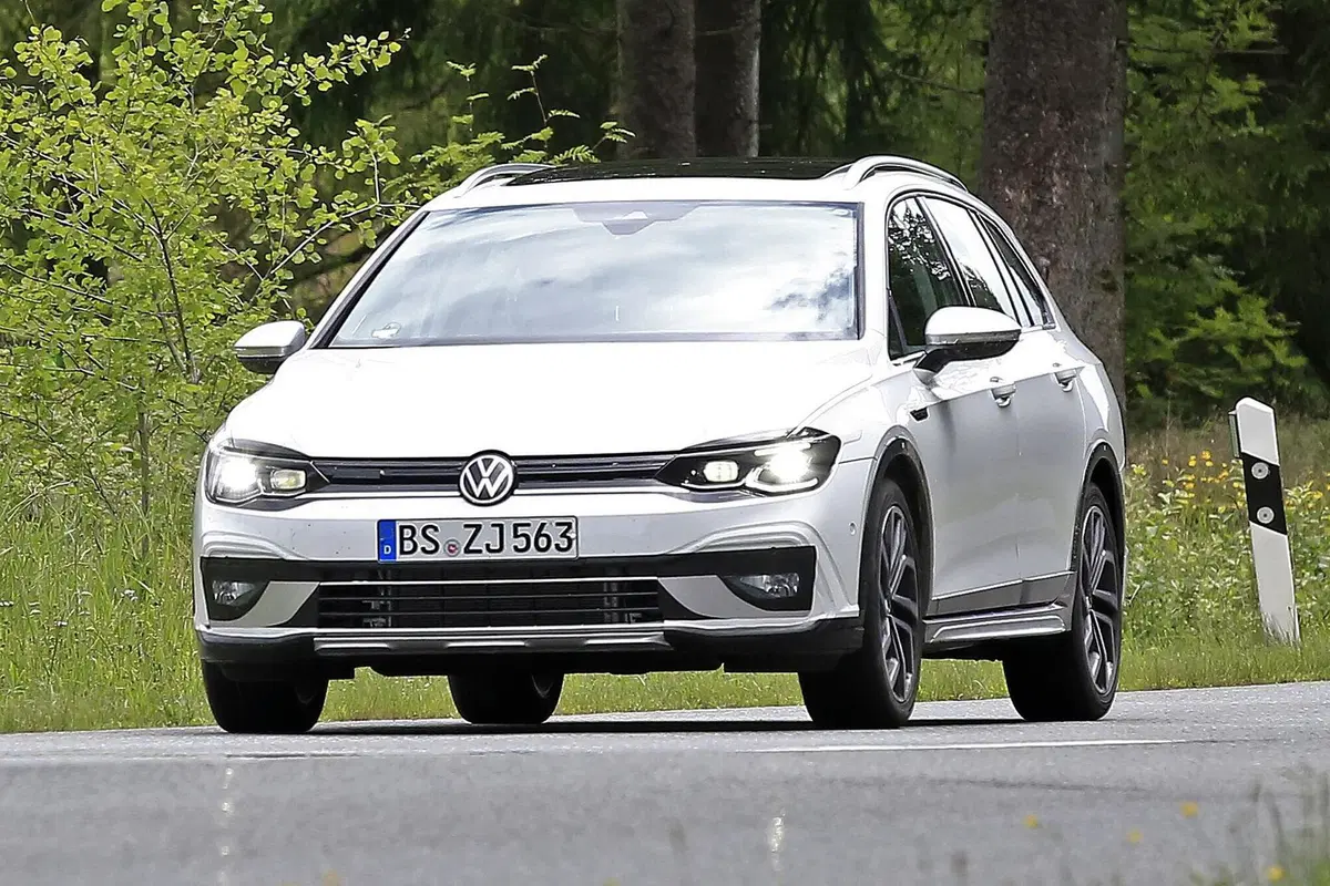 Volkswagen Golf 8: station wagon e All-Track pronte al debutto [Foto spia]