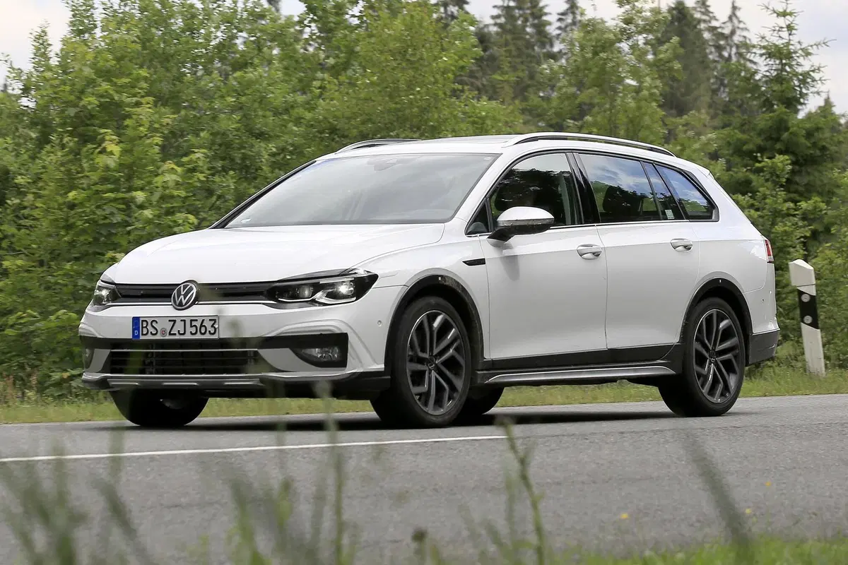 Volkswagen Golf 8: station wagon e All-Track pronte al debutto [Foto spia] (5)
