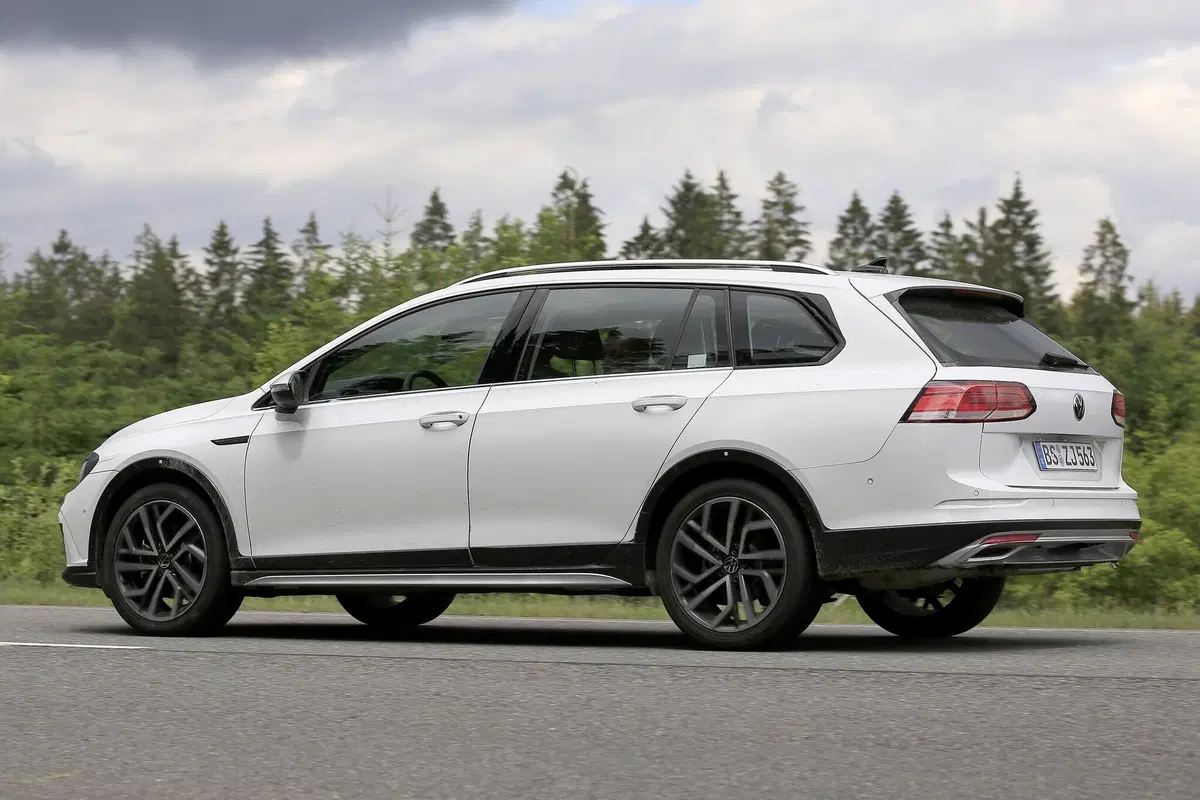 Volkswagen Golf 8: station wagon e All-Track pronte al debutto [Foto spia] (8)