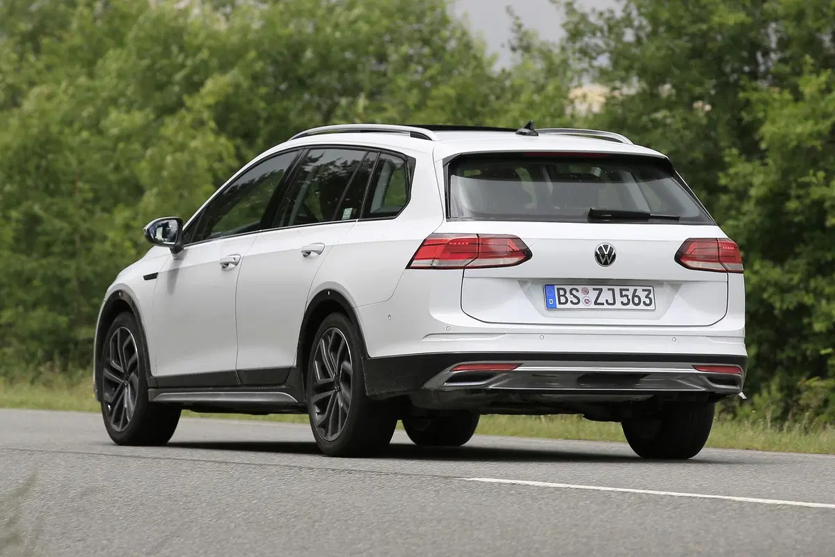 Volkswagen Golf 8: station wagon e All-Track pronte al debutto [Foto spia] (11)