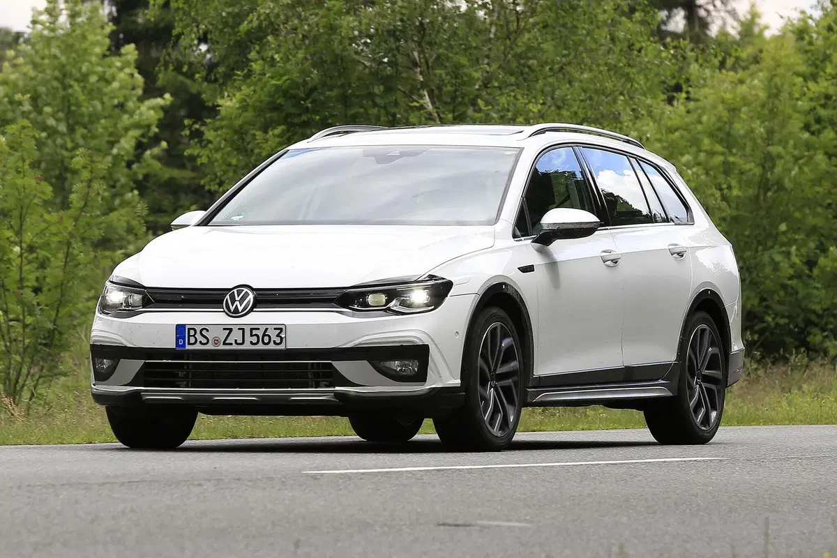 Volkswagen Golf 8: station wagon e All-Track pronte al debutto [Foto spia] (3)
