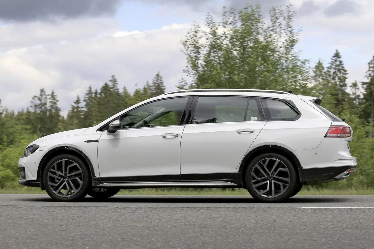 Volkswagen Golf 8: station wagon e All-Track pronte al debutto [Foto spia] (7)