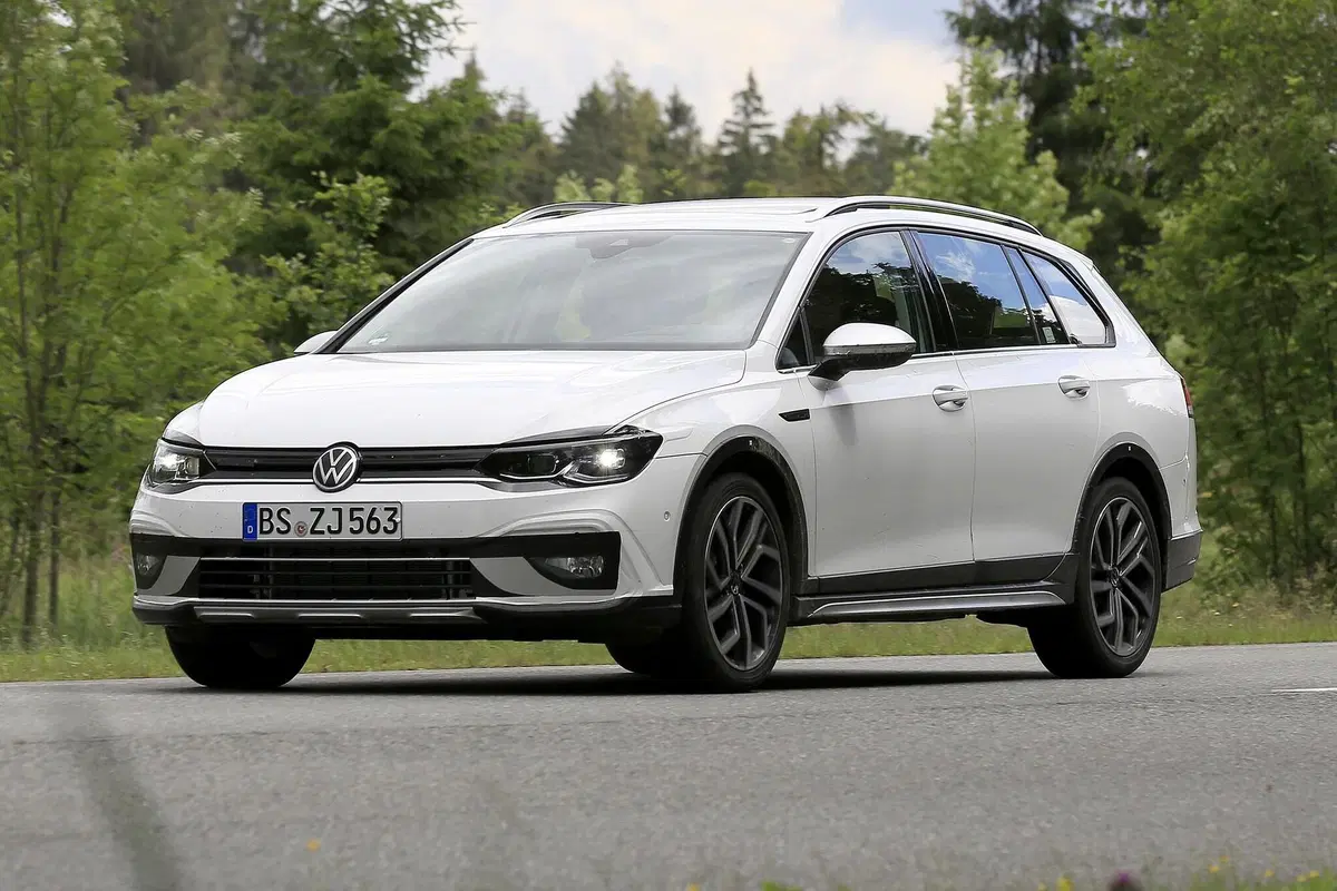 Volkswagen Golf 8: station wagon e All-Track pronte al debutto [Foto spia] (4)