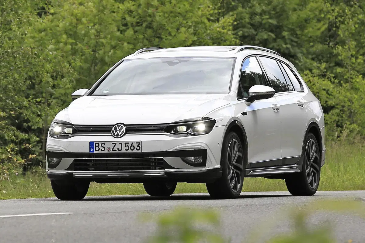 Volkswagen Golf 8: station wagon e All-Track pronte al debutto [Foto spia] (2)