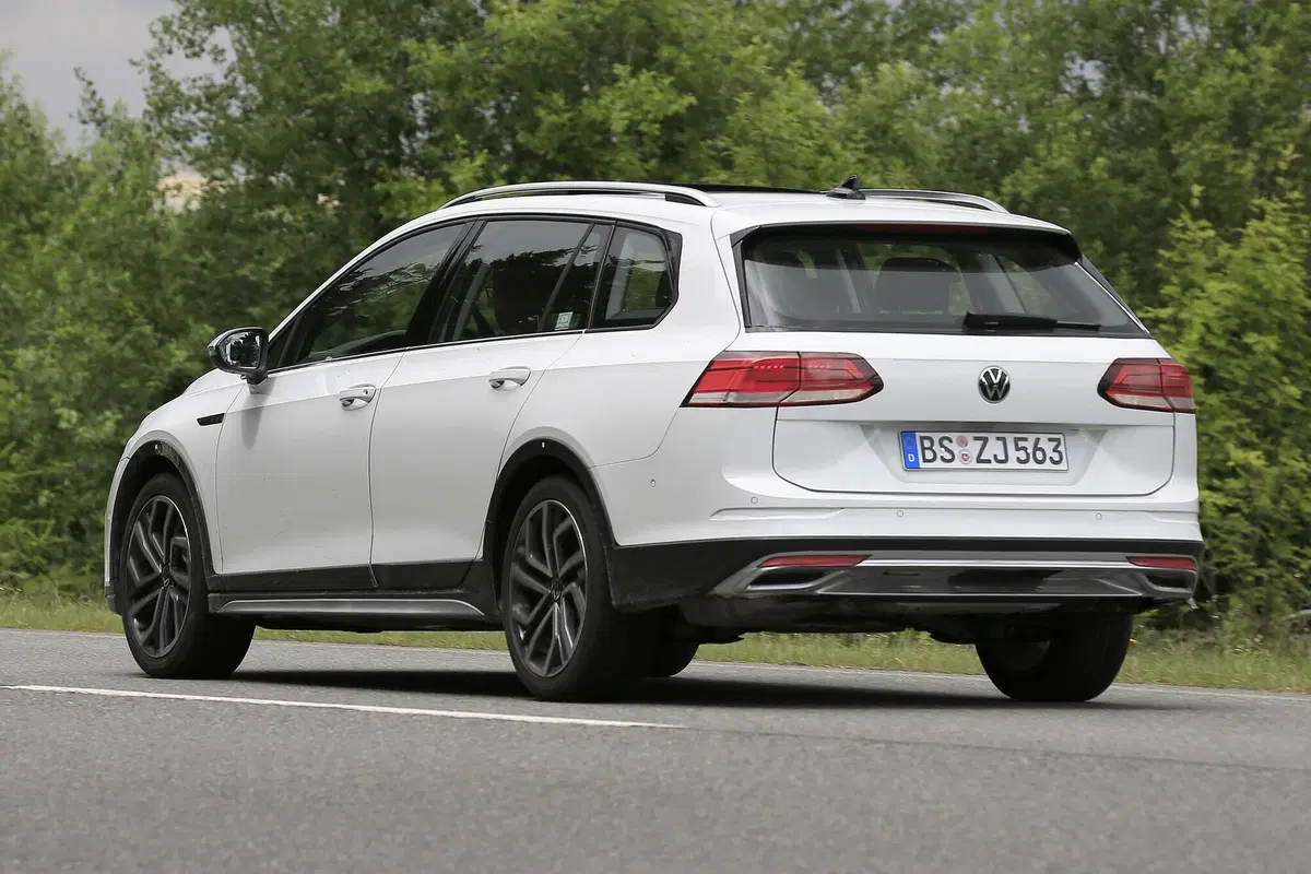Volkswagen Golf 8: station wagon e All-Track pronte al debutto [Foto spia] (10)