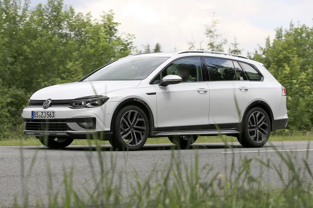 Volkswagen Golf 8: station wagon e All-Track pronte al debutto [Foto spia] (6)